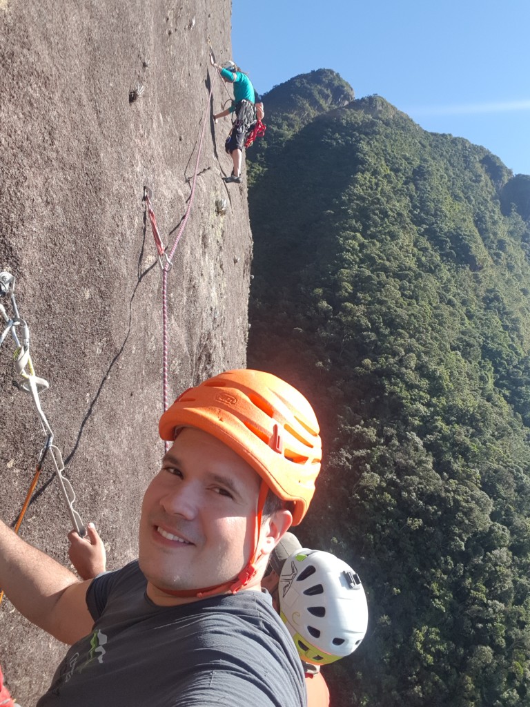Lorena puxando o inicio da 4° enfiada.