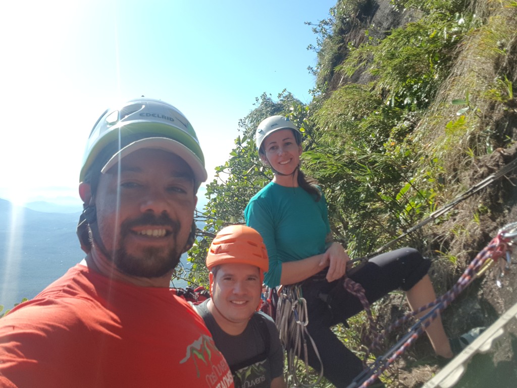 Galera pendurada na primeira parada.