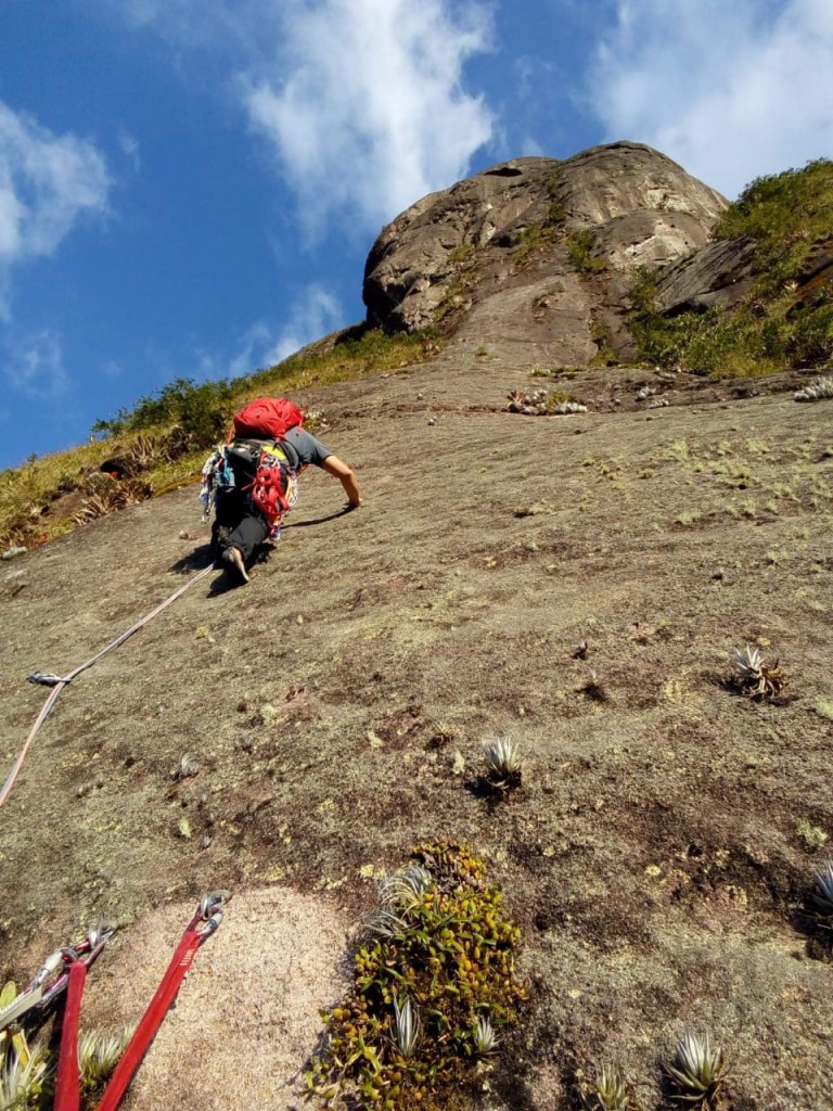 Juliano puxando a última enfiada.