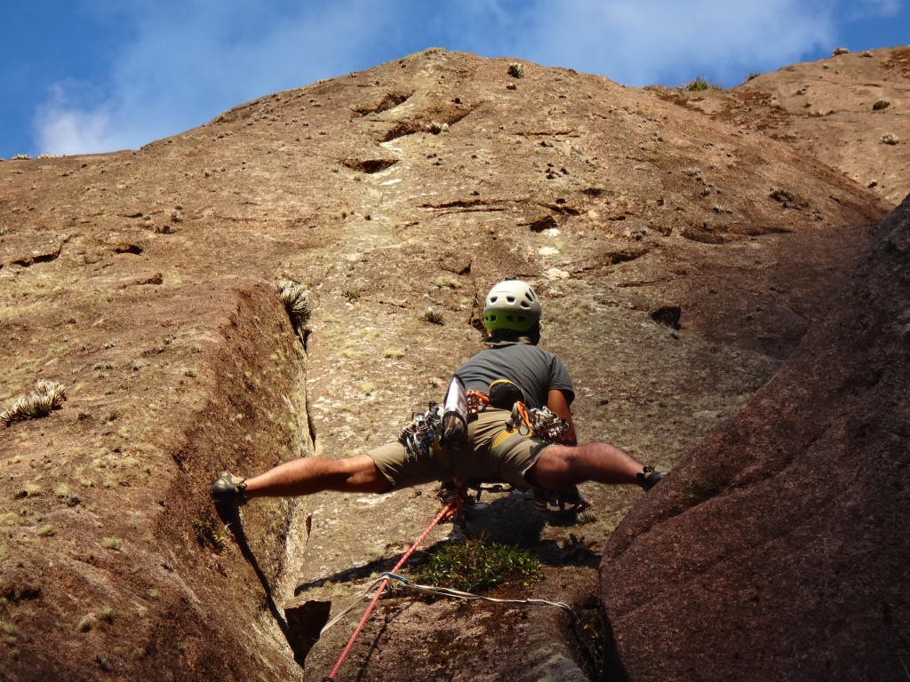 Lugar onde gera uma certa dúvida, mas descobri logo que a via segue para a esquerda.