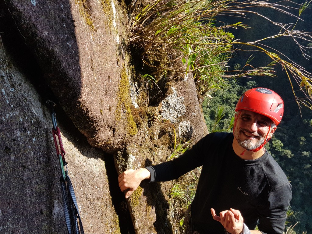 Nelson dando uma olhada na parada improvisada 