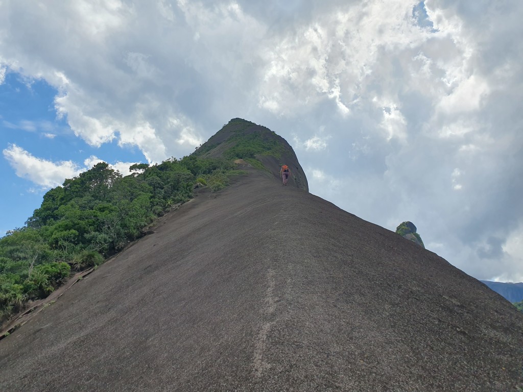O escalavrado é uma grande crista bem ingrime