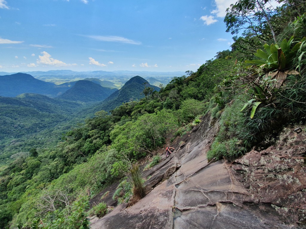 No final da rampa o caminho segue pela direita