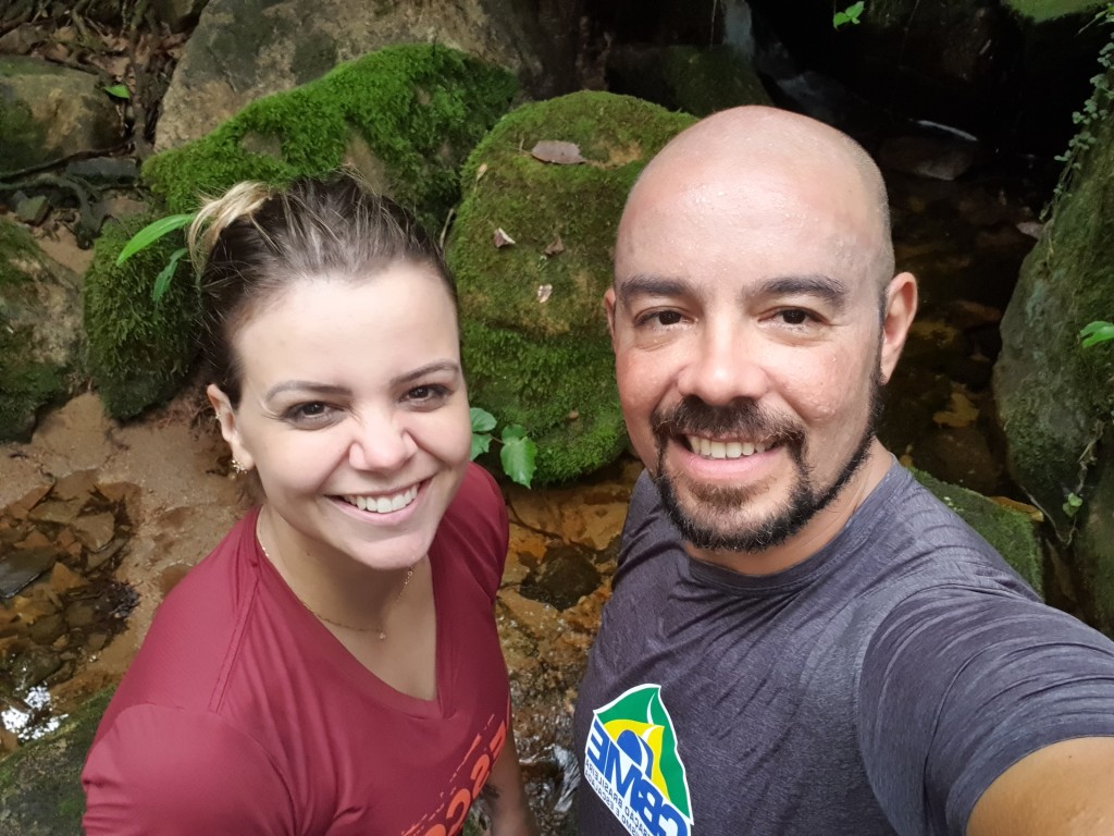 Luciana e Natan em algum ponto da trilha.
