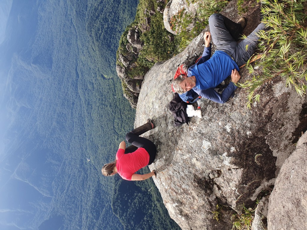 Welinton, Luciana e o cume do Abrolhos mais a baixo.