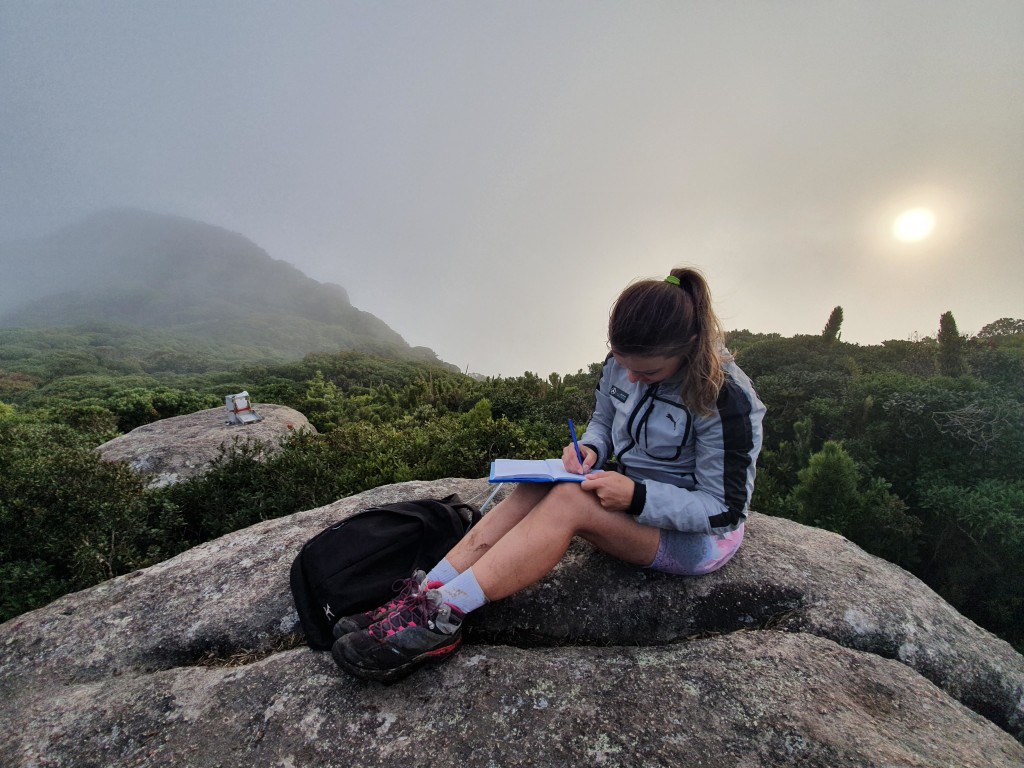 A Lu nunca tem preguiça de assinar o caderno