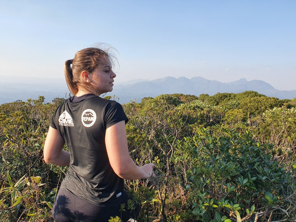 Luciana no cume do Mãe Catira