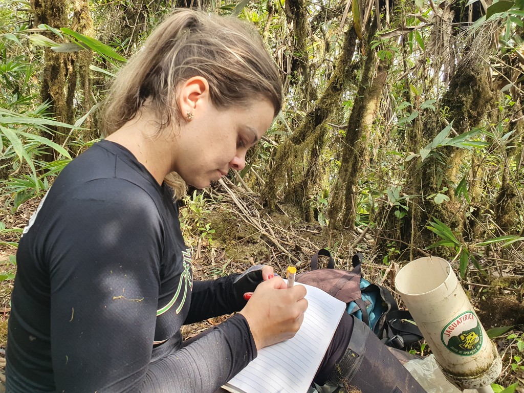 Lu assinando o caderno de cume do Arapongas 