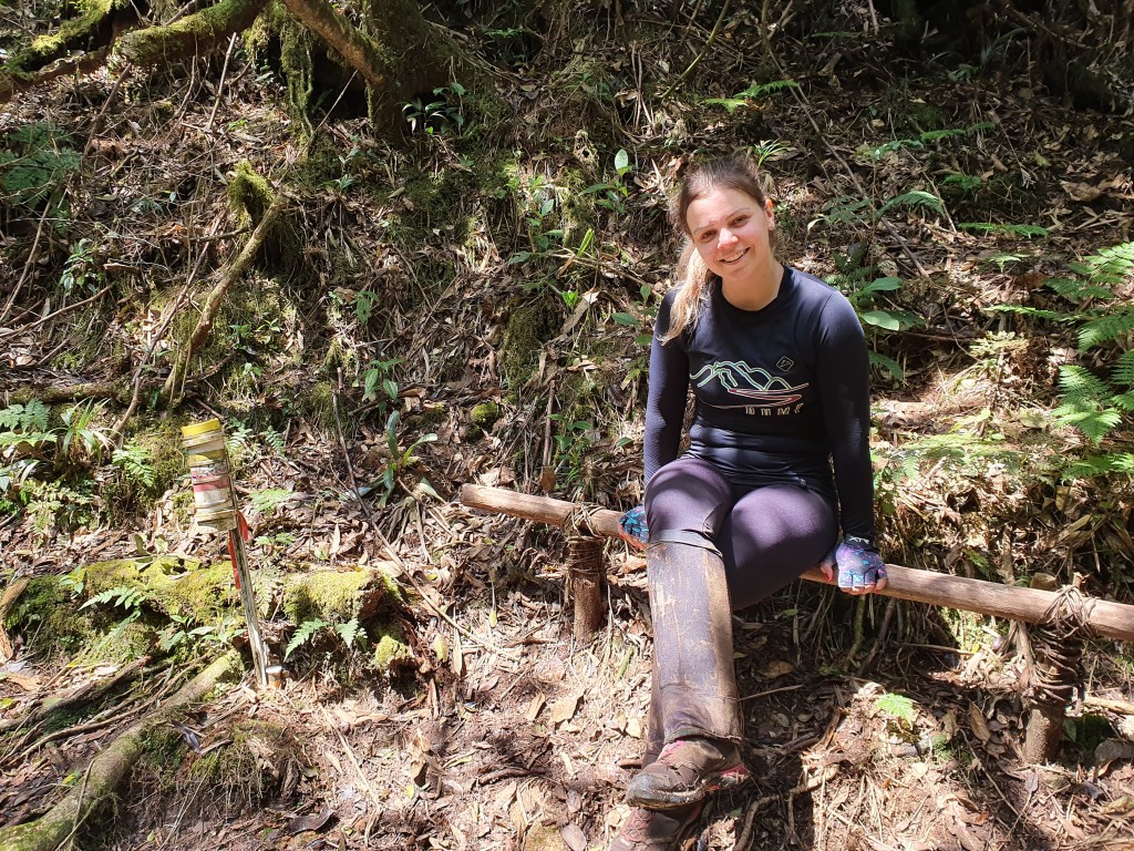 Agora na Garganta 235 tem até um banco improvisado.