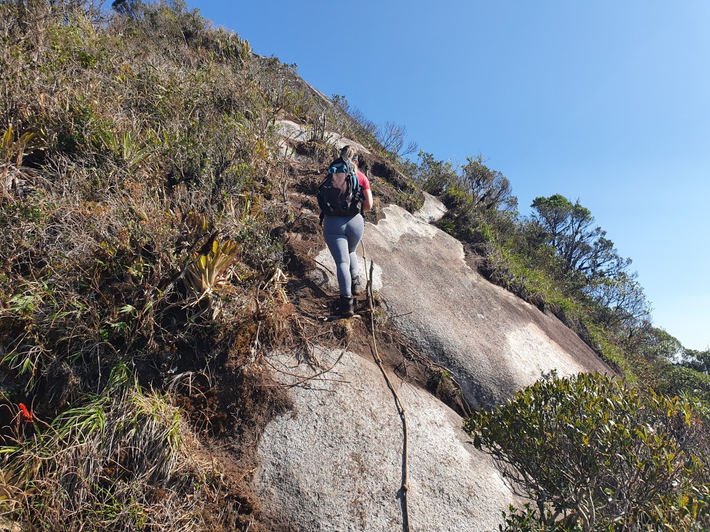 Quase chegando no cume um trepa pedra