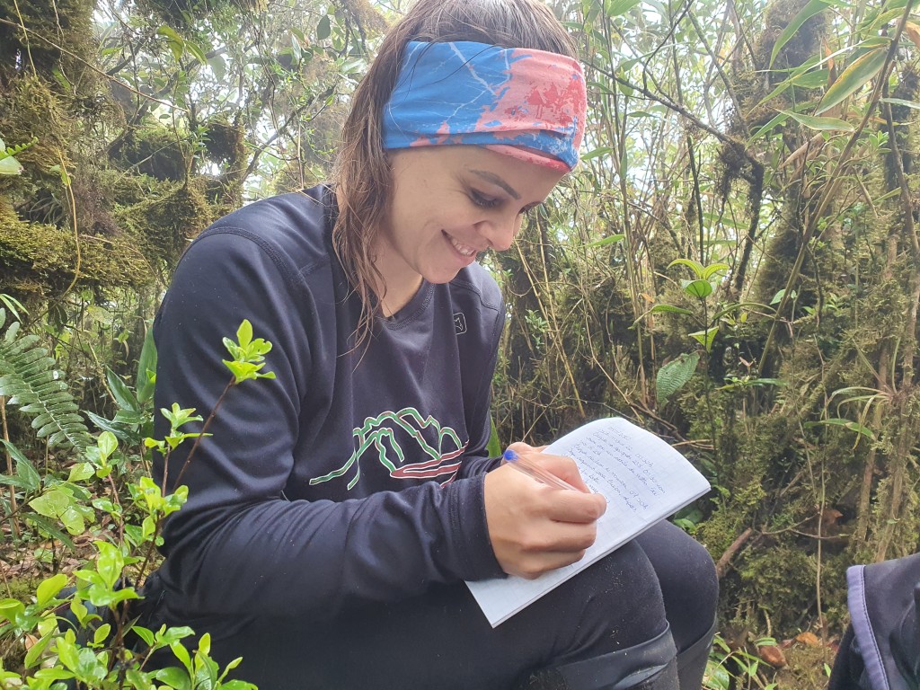 Mamãe no trampo de assinar o caderno